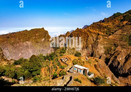 Einsames Haus in den Bergen der Insel Santo Antao, Kap Verde, Cabo Verde, Afrika. Berglandschaft mit kleinem Haus, Insel Santo Antao, Kap V Stockfoto