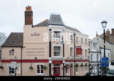 Eton, Windsor, Berkshire, Großbritannien. 30. Januar 2024. Der George Pub in der Eton High Street, wo Harry, der Gewinner der Verräter, mit seiner Familie zu essen ging. Kredit: Maureen McLean/Alamy Stockfoto