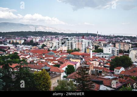 Die Dächer von Skopjes altem Basar aus der osmanischen Ära, von den Mauern der alten Festung Skopje - Kale - in Nordmazedoniens Hauptstadt gesehen. Stockfoto