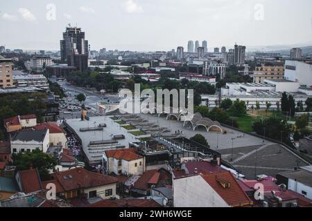 Die Dächer von Skopjes altem Basar aus der osmanischen Ära, von den Mauern der alten Festung Skopje - Kale - in Nordmazedoniens Hauptstadt gesehen. Stockfoto