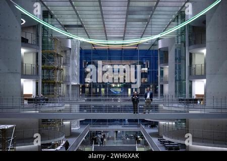 Bundeskanzleramt DEU, Deutschland, Allemande, Berlin, 01.02.2024 Aussenansicht vom Bundeskanzleramt Kanzleramt zur blauen Stunde gesehen vom Inneren des Paul-Loebe-Haus in Berlin Deutschland en: Außenansicht des Bundeskanzleramtes zur blauen Stunde von innen gesehen vom Paul-Löbe-Haus im Regierungsviertel in Berlin *** Bundeskanzleramt DEU, Deutschland, Deutschland, Allemande, Berlin, 01 02 2024 Außenansicht des Bundeskanzleramtes zur blauen Stunde aus dem Inneren des Paul Loebe Hauses im Regierungsviertel in Berlin Deutschland en Exte Stockfoto