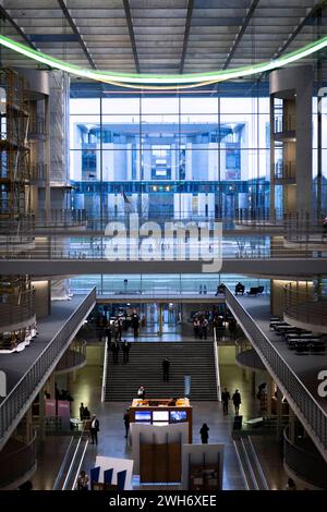 Bundeskanzleramt DEU, Deutschland, Allemande, Berlin, 01.02.2024 Aussenansicht vom Bundeskanzleramt Kanzleramt zur blauen Stunde gesehen vom Inneren des Paul-Loebe-Haus in Berlin Deutschland en: Außenansicht des Bundeskanzleramtes zur blauen Stunde von innen gesehen vom Paul-Löbe-Haus im Regierungsviertel in Berlin *** Bundeskanzleramt DEU, Deutschland, Deutschland, Allemande, Berlin, 01 02 2024 Außenansicht des Bundeskanzleramtes zur blauen Stunde aus dem Inneren des Paul Loebe Hauses im Regierungsviertel in Berlin Deutschland en Exte Stockfoto