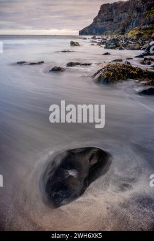 Lange Einwirkung einer abstürzenden Welle gegen einen Felsen Stockfoto