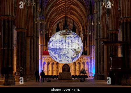 Februar 2024. Mit sieben Metern Durchmesser bietet Gaia die Möglichkeit, unseren Planeten in drei Dimensionen im großen Kirchenschiff der Lincoln Cathedral zu sehen. Betrachten Sie das Wunder des Lebens auf der Erde und erleben Sie den Übersichtseffekt; Astronauten berichten von einem Gefühl der Ehrfurcht für den Planeten, einem tiefgreifenden Verständnis der Verflechtung aller Lebens und einem erneuerten Gefühl der Verantwortung für die Umwelt. Montag, 5. Bis Sonntag, 25. Februar Credit: Phil Crow/Alamy Live News Stockfoto