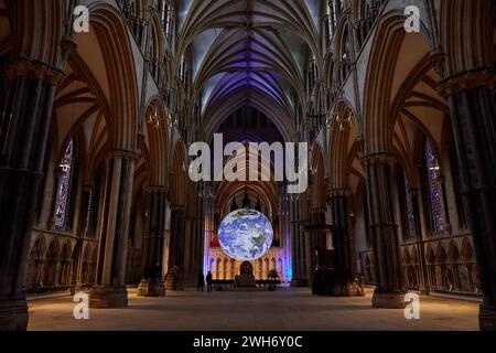 Februar 2024. Mit sieben Metern Durchmesser bietet Gaia die Möglichkeit, unseren Planeten in drei Dimensionen im großen Kirchenschiff der Lincoln Cathedral zu sehen. Betrachten Sie das Wunder des Lebens auf der Erde und erleben Sie den Übersichtseffekt; Astronauten berichten von einem Gefühl der Ehrfurcht für den Planeten, einem tiefgreifenden Verständnis der Verflechtung aller Lebens und einem erneuerten Gefühl der Verantwortung für die Umwelt. Montag, 5. Bis Sonntag, 25. Februar Credit: Phil Crow/Alamy Live News Stockfoto