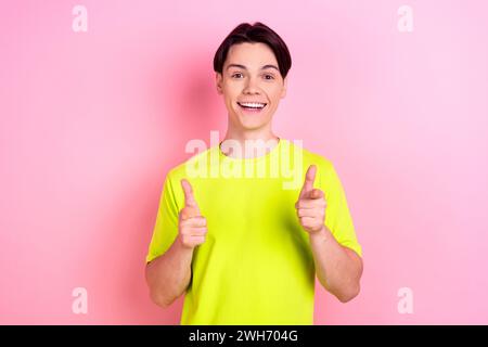 Foto-Porträt des hübschen Teenager Mann Punkt Sie aufgeregt tragen trendige gelbe Kleidung isoliert auf rosa Hintergrund Stockfoto