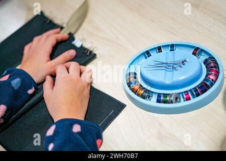 Bunte Nadeln und ein Maßband im Nähstudio. Stockfoto