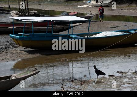 Santo Amaro, Bahia, Brasilien - 19. Juli 2015: Blick auf ein Fischerboot hielt am Hafen von Acupe, Bezirk der Stadt Santo Amaro, Bahia. Stockfoto