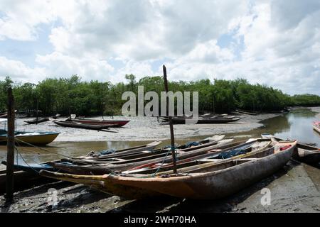 Santo Amaro, Bahia, Brasilien - 19. Juli 2015: Blick auf die Fischerkanus hielten am Hafen von Acupe, Bezirk der Stadt Santo Amaro, Bahia. Stockfoto