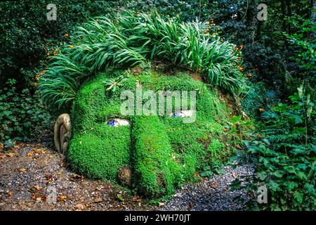 Skulptur „The Giant’s Head“ von Susan Hill, The Lost Gardens of Heligan, nahe St Austell, Cornwall, England, Vereinigtes Königreich, Europa, 2001 Stockfoto