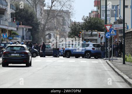 Februar 2024, Neapel, Italien. Polizei an der Stelle, wo ein Mann in seiner Wohnung zuerst seine Frau tötete, dann aus dem Fenster auf die Polizei schoss und dann Selbstmord beging, in San Giovanni, einem Teduccio-Viertel in Neapel. Quelle: Marco Cantile/Alamy Live News Stockfoto