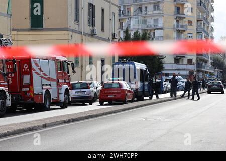 Februar 2024, Neapel, Italien. Polizei an der Stelle, wo ein Mann in seiner Wohnung zuerst seine Frau tötete, dann aus dem Fenster auf die Polizei schoss und dann Selbstmord beging, in San Giovanni, einem Teduccio-Viertel in Neapel. Quelle: Marco Cantile/Alamy Live News Stockfoto