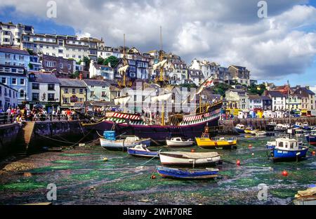 Die Nachbildung von Golden Hind, Brixham Harbour, Niedrigwasser, Devon, England, Vereinigtes Königreich, Europa, 2001 Stockfoto