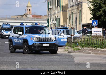 Februar 2024, Neapel, Italien. Polizei an der Stelle, wo ein Mann in seiner Wohnung zuerst seine Frau tötete, dann aus dem Fenster auf die Polizei schoss und dann Selbstmord beging, in San Giovanni, einem Teduccio-Viertel in Neapel. Quelle: Marco Cantile/Alamy Live News Stockfoto