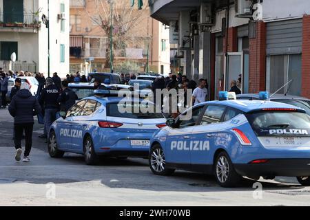 Februar 2024, Neapel, Italien. Polizei an der Stelle, wo ein Mann in seiner Wohnung zuerst seine Frau tötete, dann aus dem Fenster auf die Polizei schoss und dann Selbstmord beging, in San Giovanni, einem Teduccio-Viertel in Neapel. Quelle: Marco Cantile/Alamy Live News Stockfoto