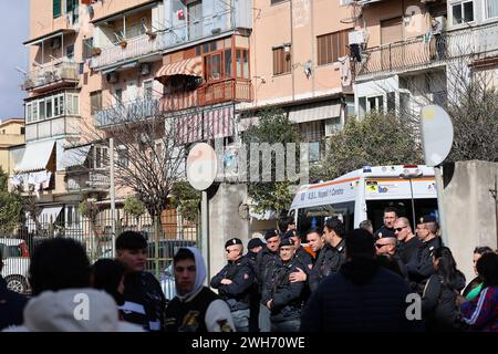 Februar 2024, Neapel, Italien. Die Polizei und ein Krankenwagen am Tatort, wo ein Mann in seiner Wohnung zuerst seine Frau tötete, dann die Polizei durch das Fenster schoss und dann Selbstmord beging, in San Giovanni, einem Teduccio-Viertel von Neapel. Quelle: Marco Cantile/Alamy Live News Stockfoto