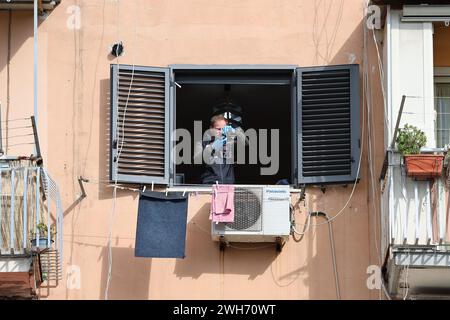 Februar 2024, Neapel, Italien. Ein Mann der wissenschaftlichen Polizei in der Wohnung, wo ein Mann zuerst seine Frau tötete, dann aus dem Fenster auf die Polizei schoss und dann Selbstmord beging, in San Giovanni, einem Teduccio-Viertel in Neapel. Quelle: Marco Cantile/Alamy Live News Stockfoto