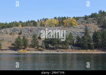 Schöner Lake Pactola im Black Hills National Forest im Herbst Stockfoto