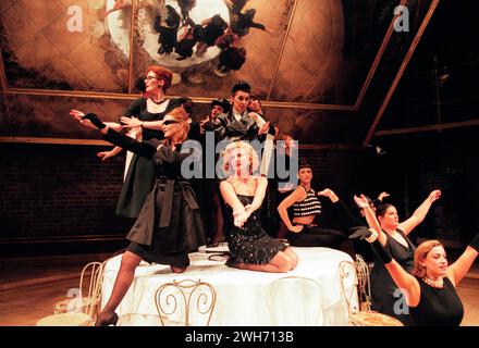 Vorne Mitte: Eleanor David (Claudia), Clare Burt (Carla) hinten Mitte: Susannah Fellows (Luisa),Ria Jones (Stephanie Necrophorus) in NINE im Donmar Warehouse, London WC2 11/12/1996 Buch: Arthur Kopit Musik & Texte: Maury Yeston aus dem Italienischen adaptiert von Mario Fratti Design: Anthony Ward Beleuchtung: Paul Pyant Choreograf: Jonathan Butterell Regisseur: Jonathan Butterell David Leveaux Stockfoto