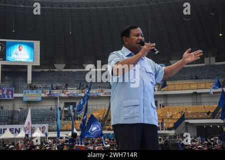 Bandung, West-Java, Indonesien. Februar 2024. PRABOWO SUBIANTO begrüßt seine Anhänger während des Wahlkampfes im Gelora Bandung Lautan API Stadium in Bandung. (Kreditbild: © Dimas Rachmatsyah/ZUMA Press Wire) NUR REDAKTIONELLE VERWENDUNG! Nicht für kommerzielle ZWECKE! Stockfoto