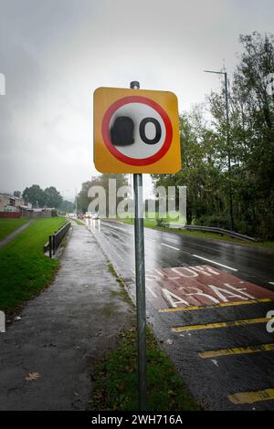 Ein 20 km/h Straßenschild, das in Cwmbran South Wales, Großbritannien, entstellt wurde. Die Leute protestieren gegen die neue Geschwindigkeitsbegrenzung von 20 km/h in Wales. Die Walisische Regierung Stockfoto
