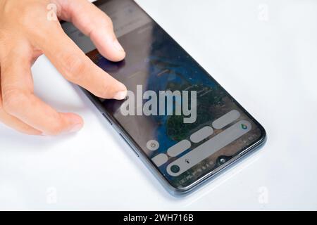 Frau, die sich die Karte auf ihrem Handy anschaut und mit dem GPS-Navigator eine Reiseroute plant Stockfoto