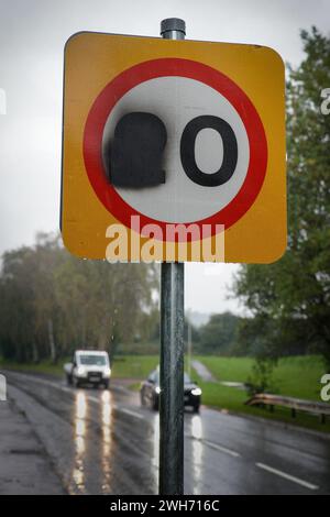 Ein 20 km/h Straßenschild, das in Cwmbran South Wales, Großbritannien, entstellt wurde. Die Leute protestieren gegen die neue Geschwindigkeitsbegrenzung von 20 km/h in Wales. Die Walisische Regierung Stockfoto