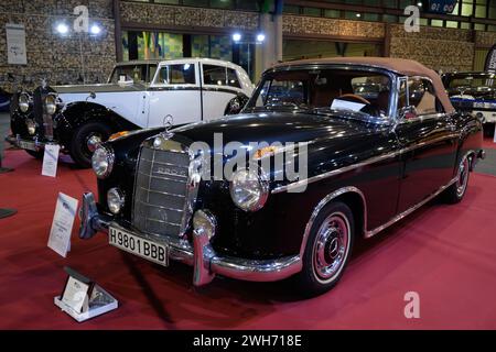 1960 Mercedes-Benz (W128) 200 B auf der klassischen Automobilausstellung Retro Málaga. Stockfoto