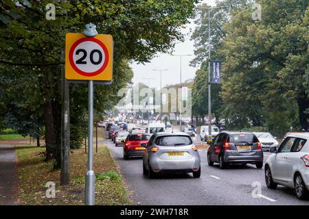 Neue Beschilderung zur Geschwindigkeitsbegrenzung von 20 mph auf der Western Avenue A48 in Cardiff. Wales Großbritannien die walisische Regierung verhängte am 17. September eine Standardgeschwindigkeit von 20 km/h in Wales Stockfoto