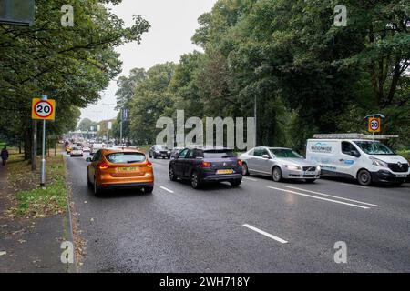 Neue Beschilderung zur Geschwindigkeitsbegrenzung von 20 mph auf der Western Avenue A48 in Cardiff. Wales Großbritannien die walisische Regierung verhängte am 17. September eine Standardgeschwindigkeit von 20 km/h in Wales Stockfoto