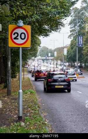 Neue Beschilderung zur Geschwindigkeitsbegrenzung von 20 mph auf der Western Avenue A48 in Cardiff. Wales Großbritannien die walisische Regierung verhängte am 17. September eine Standardgeschwindigkeit von 20 km/h in Wales Stockfoto
