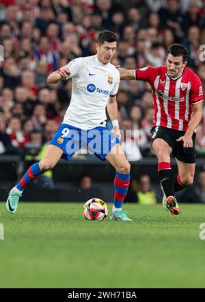 #9 Robert Lewandowski vom FC Barcelona und #3 Dani Vivian vom Athletic Club während des Copa del Rey Quarter Final-Spiels zwischen Athletic Club und FC Barcelona im San Mames Stadium am 24. Januar 2024 in Bilbao, Spanien. Foto von Victor Fraile / Power Sport Images Stockfoto
