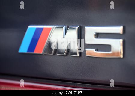 Berlin, 20. August 2022: Detailaufnahme des BMW E28 M5 1984-1988 M5 Logoemblem selektiver Fokus Nahaufnahme Stockfoto