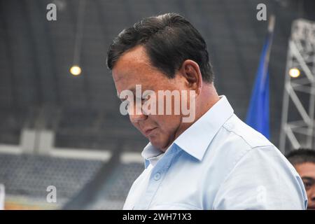 Bandung, West-Java, Indonesien. Februar 2024. Der indonesische Präsidentschaftskandidat PRABOWO SUBIANTO nahm an der Wahlkampagne im Gelora Bandung Lautan API Stadium in Bandung Teil. (Kreditbild: © Dimas Rachmatsyah/ZUMA Press Wire) NUR REDAKTIONELLE VERWENDUNG! Nicht für kommerzielle ZWECKE! Stockfoto