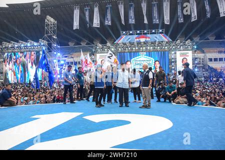 Bandung, West-Java, Indonesien. Februar 2024. PRABOWO SUBIANTO begrüßt seine Anhänger während des Wahlkampfes im Gelora Bandung Lautan API Stadium in Bandung. (Kreditbild: © Dimas Rachmatsyah/ZUMA Press Wire) NUR REDAKTIONELLE VERWENDUNG! Nicht für kommerzielle ZWECKE! Stockfoto