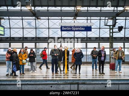 Wartende Passagiere, Bahnhof Spandau, Berlin, Deutschland Stockfoto