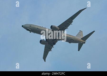 SINGAPUR - 7. FEBRUAR 2024: Die Royal Australian Air Force P-8 Poseidon A47-010 kehrt zur Basis zurück. Stockfoto