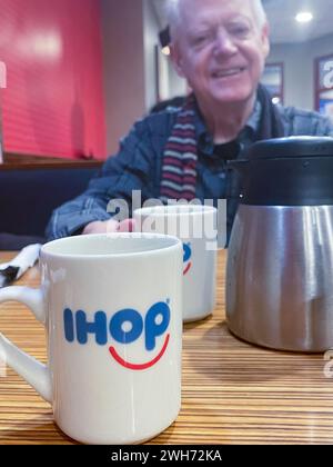 Senior-Mann, Kaffee in einem IHOP-Restaurant in New York City, 2024, USA Stockfoto