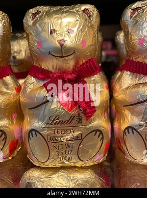 Lindt Chocolatier ist ein Schweizer Süßwarengeschäft am 34. Street Herald Square in New York City, USA 2022 Stockfoto