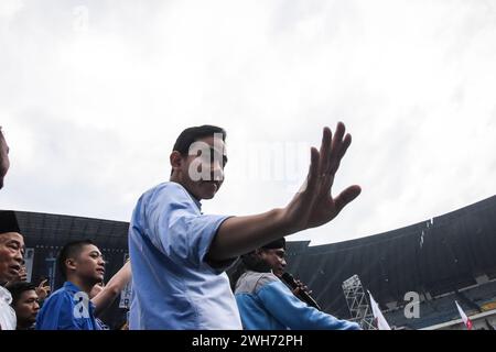 Bandung, West-Java, Indonesien. Februar 2024. GIBRAN RAKABUMING RAKA begrüßt seine Anhänger während des Wahlkampfes im Gelora Bandung Lautan API Stadium in Bandung. (Kreditbild: © Dimas Rachmatsyah/ZUMA Press Wire) NUR REDAKTIONELLE VERWENDUNG! Nicht für kommerzielle ZWECKE! Stockfoto