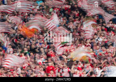 Die Fans von Athletic Bilbao feiern das #8 Oihan Sancet-Tor 2-2 während des Copa del Rey Quarter Final-Spiels zwischen Athletic Club und FC Barcelona am 24. Januar 2024 im San Mames Stadium in Bilbao, Spanien. Foto von Victor Fraile / Power Sport Images Stockfoto