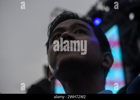Bandung, West-Java, Indonesien. Februar 2024. GIBRAN RAKABUMING RAKA begrüßt seine Anhänger während des Wahlkampfes im Gelora Bandung Lautan API Stadium in Bandung. (Kreditbild: © Dimas Rachmatsyah/ZUMA Press Wire) NUR REDAKTIONELLE VERWENDUNG! Nicht für kommerzielle ZWECKE! Stockfoto