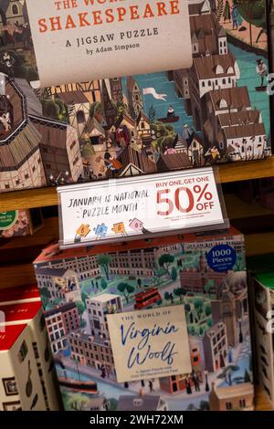 Barnes & Noble Booksellers auf der Fifth Avenue in New York City bietet eine große Auswahl an Puzzles, 2024, USA Stockfoto