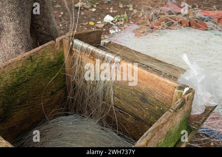 Reihen von Angelhaken in Holzkisten zum Fangen von Fischen Stockfoto