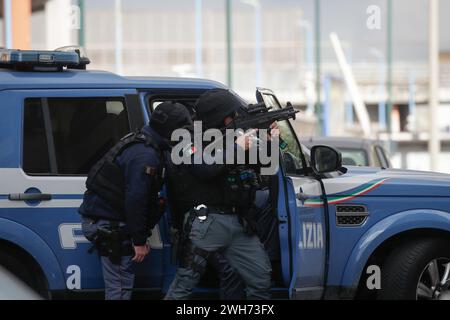 Neapel, Italien. Februar 2024. Neapel San Giovanni, ein Teduccio-Bezirk, ein Mann verbarrikadierte sich im Haus und tötete seine Frau, nach der wahrscheinlichsten Hypothese beging er dann Selbstmord. Die Frau wurde leblos von der Polizei gefunden, die die Wohnung mit den speziellen Polizeidienststellen überfallen hat. Neben ihr befindet sich die Leiche ihres Mannes, der wahrscheinlich Selbstmord beging. Bevor er sich im Haus verbarrikadierte, schoss er vom Balkon seines Hauses und sperrte sich ein. Quelle: Unabhängige Fotoagentur/Alamy Live News Stockfoto