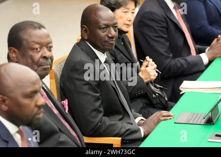 Tokio, Japan. Februar 2024. Der kenianische Präsident William Ruto, Center, nimmt am Donnerstag, den 8. Februar 2024, im Büro des Premierministers in Tokio an einem Treffen mit dem japanischen Amtskollegen Fumio Kishida Teil. (Credit Image: © POOL via ZUMA Press Wire) NUR REDAKTIONELLE VERWENDUNG! Nicht für kommerzielle ZWECKE! Stockfoto