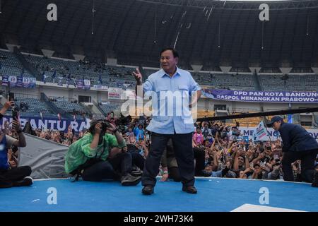 Bandung, West-Java, Indonesien. Februar 2024. PRABOWO SUBIANTO tanzt vor seinen Anhängern während des Wahlkampfes im Gelora Bandung Lautan API Stadium in Bandung. (Kreditbild: © Dimas Rachmatsyah/ZUMA Press Wire) NUR REDAKTIONELLE VERWENDUNG! Nicht für kommerzielle ZWECKE! Stockfoto