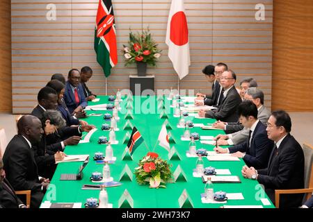 Tokio, Japan. Februar 2024. Der kenianische Präsident William Ruto (links) und der japanische Amtskollege Fumio Kishida (rechts) halten ihr bilaterales Treffen im Büro des Premierministers in Tokio am Donnerstag, den 8. Februar 2024 ab. (Credit Image: © POOL via ZUMA Press Wire) NUR REDAKTIONELLE VERWENDUNG! Nicht für kommerzielle ZWECKE! Stockfoto