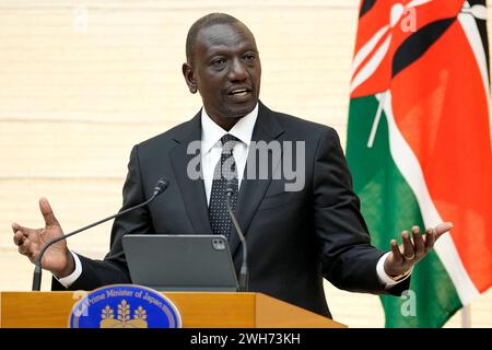 Tokio, Japan. Februar 2024. Der kenianische Präsident William Ruto spricht während seiner gemeinsamen Pressekonferenz mit dem japanischen Amtskollegen Fumio Kishida im Büro des Premierministers in Tokio am Donnerstag, den 8. Februar 2024. (Credit Image: © POOL via ZUMA Press Wire) NUR REDAKTIONELLE VERWENDUNG! Nicht für kommerzielle ZWECKE! Stockfoto