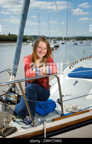 Katie McCabe im Alter von 14 Jahren ist die jüngste Person, die allein an der britischen Küste segelt 2021 . Abgebildet am Topsham Quay in Devon Stockfoto